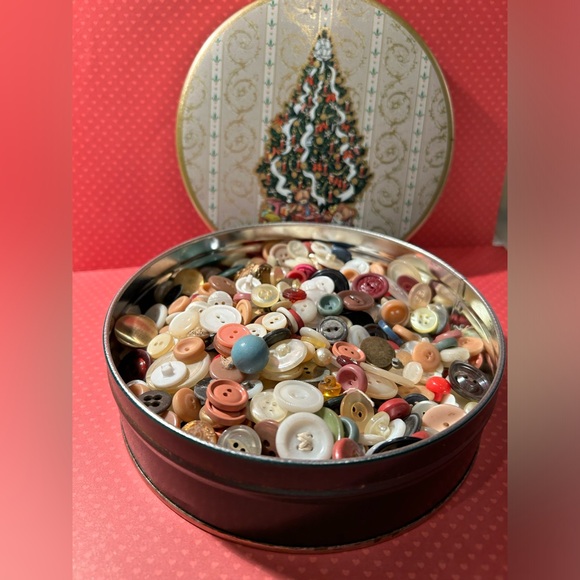 Lot of Vintage Christmas Color Themed Buttons in tin - Picture 2 of 13